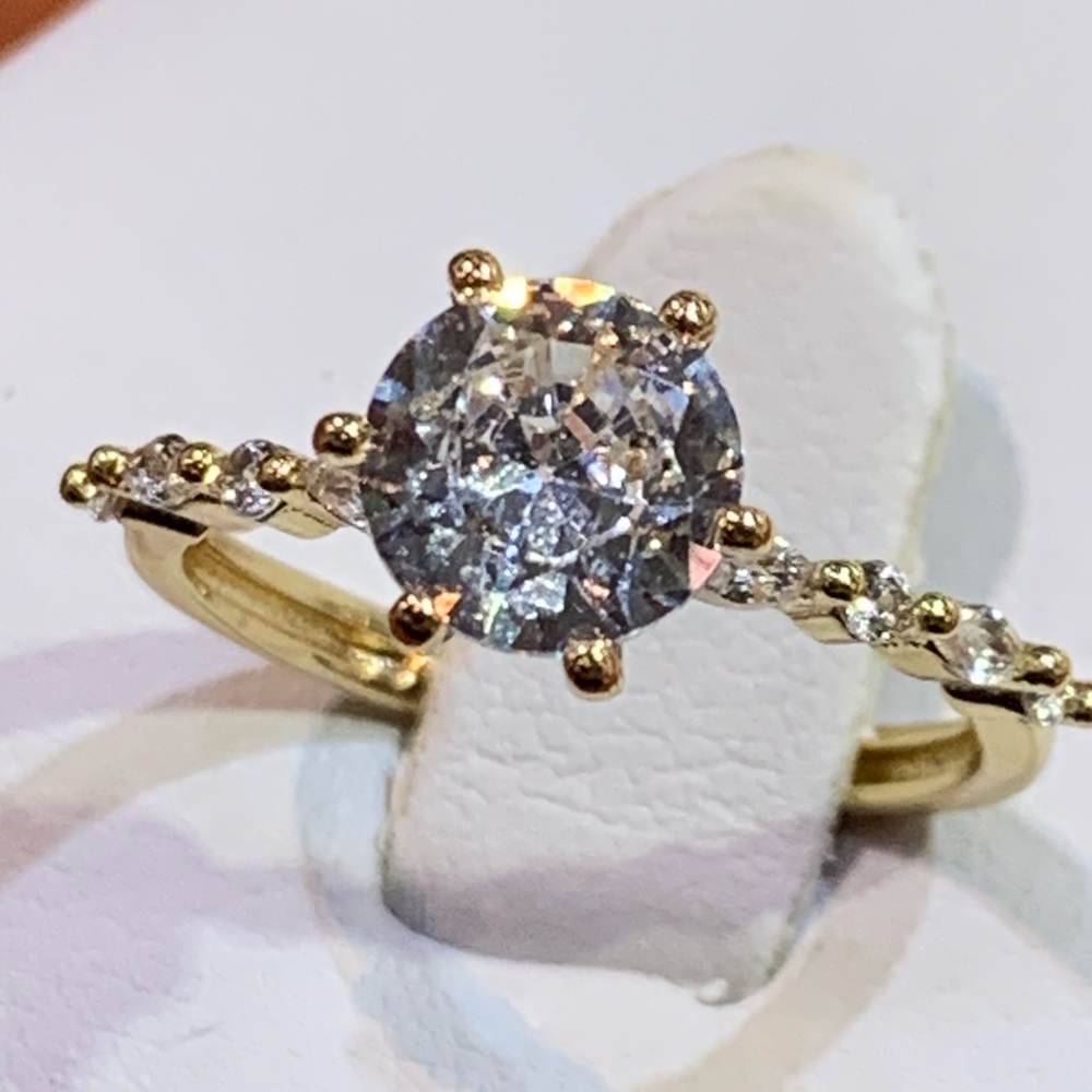 18k yellow gold ring with Brilliant Center Stone and Tapered Accents